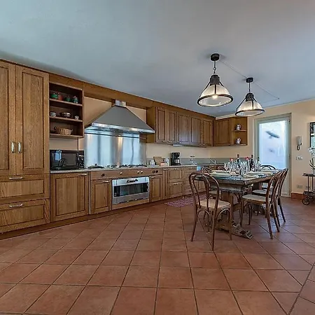Villa San Siro Sleeps 8 Pool Air Con Wifi *